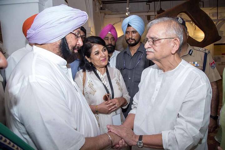 ਇਸ ਮੌਕੇ ਦੇਸ਼ ਦੇ ਉੱਘੇ ਕਵੀ ਗੁਲਜ਼ਾਰ ਵੀ ਮੌਜੂਦ ਸਨ। 
