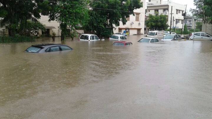 ਮੀਂਹ ਦੇ ਪਾਣੀ ਨੇ ਘਰਾਂ ਦੇ ਬਾਹਰ ਖੜ੍ਹੇ ਵਾਹਨਾਂ ਨੂੰ ਪੂਰੀ ਤਰ੍ਹਾਂ ਡੋਬ ਦਿੱਤਾ। 