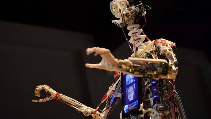 ਵਿਗਿਆਨੀਆਂ ਨੇ ਯੂ.ਐਨ. ਤੋਂ ਕਿਲਰ ਰੋਬੋਟ ਨੂੰ ਰਸਾਇਣਕ ਤੇ ਜੈਵਿਕ ਹਥਿਆਰ ਦੀ ਤਰਜ਼ 'ਤੇ ਪਾਬੰਦੀ ਲਾਉਣ ਦੀ ਮੰਗ ਕੀਤੀ ਹੈ। ਉਨ੍ਹਾਂ ਦਲੀਲ ਦਿੱਤੀ ਕਿ ਇਕ ਵਾਰੀ ਇਹ ਪਿਟਾਰਾ ਖੁੱਲ੍ਹ ਗਿਆ ਤਾਂ ਇਸ 'ਤੇ ਰੋਕ ਲਾਉਣਾ ਮੁਸ਼ਕਲ ਹੋਵੇਗਾ।