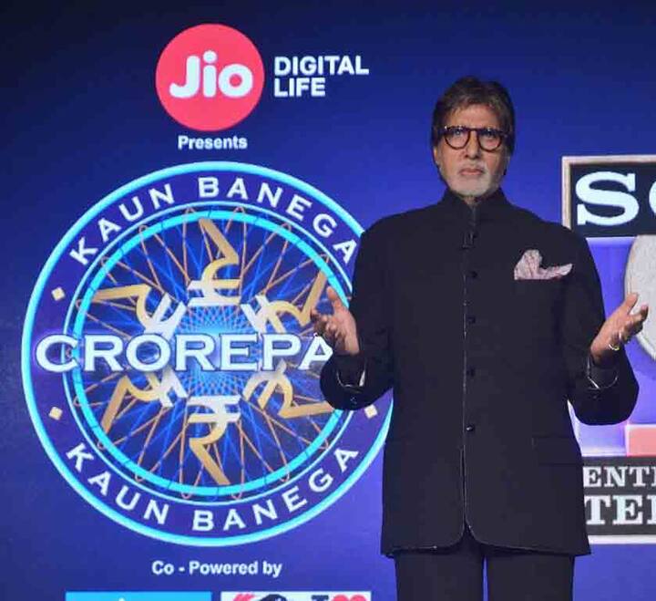 ਬਾਲੀਵੁੱਡ ਦੇ ਸੁਪਰ ਸਟਾਰ ਅਮਿਤਾਭ ਬੱਚਨ ਬੇਸ਼ੱਕ ਹੀ ਉਮਰਦਰਾਜ ਹੋ ਗਏ ਹਨ, ਪਰ ਉਨ੍ਹਾਂ ਨੂੰ ਕਦੇ ਕੰਮ ਦੀ ਕਮੀ ਨਹੀਂ ਰਹੀ। ਉਨ੍ਹਾਂ ਦਾ ਨਾਂ ਅੱਜ ਵੀ ਟਾਪ 10 ਕਮਾਈ ਕਰਨ ਵਾਲੇ ਅਦਾਕਾਰਾਂ ਦੀ ਲਿਸਟ ਵਿੱਚ ਆਉਂਦਾ ਹੈ। ਉਨ੍ਹਾਂ ਪਿਛਲੇ ਸਾਲ ਹਰ ਫ਼ਿਲਮ ਦੇ 18 ਤੋਂ 20 ਕਰੋੜ ਰੁਪਏ ਲਏ ਸਨ। 