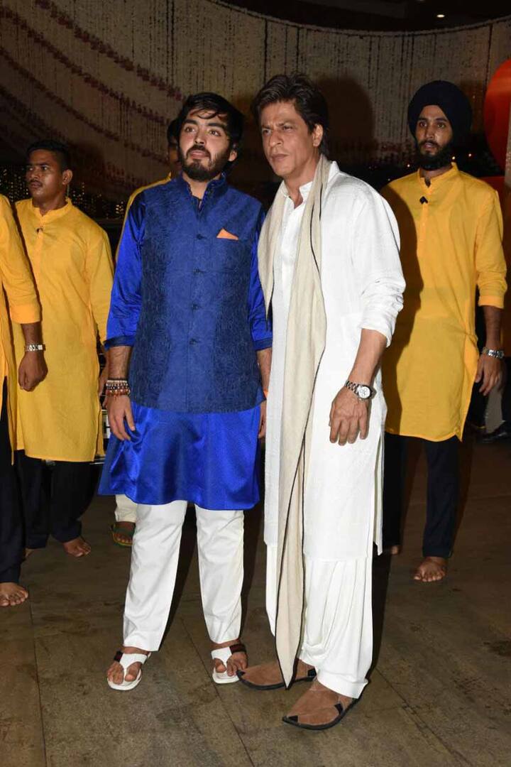 ਇਸ ਮੌਕੇ ਬਾਲੀਵੁੱਡ ਕਿੰਗ ਸ਼ਾਹਰੁਖ ਖ਼ਾਨ ਕੁਝ ਇੰਝ ਟ੍ਰੈਡੀਸ਼ਨਲ ਅਵਤਾਰ ਵਿੱਚ ਨਜ਼ਰ ਆਏ। 