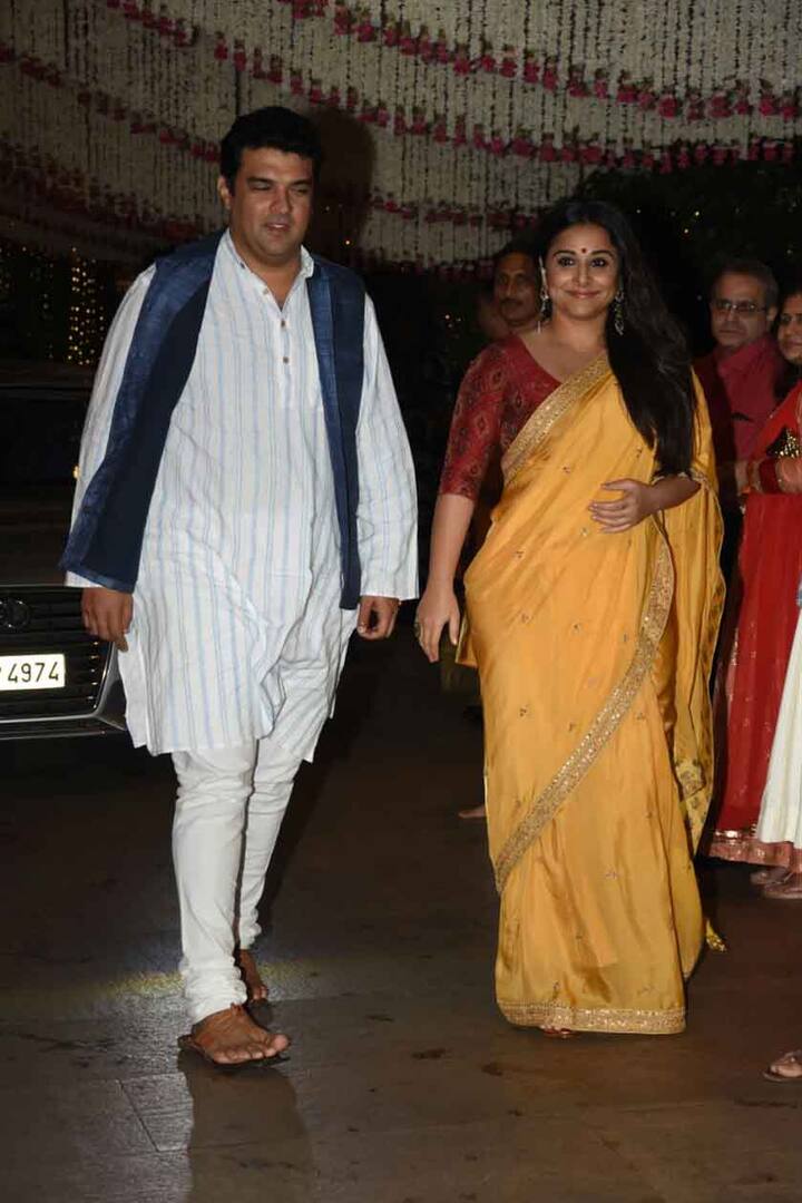 ਅਦਾਕਾਰਾ ਵਿੱਦਿਆ ਬਾਲਨ ਇੱਥੇ ਪਤੀ ਸਿੱਧਾਰਥ ਰਾਏ ਕਪੂਰ ਦੇ ਨਾਲ ਪਹੁੰਚੀ। 