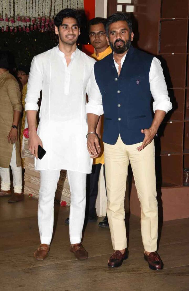 ਸੁਨੀਲ ਸ਼ੈੱਟੀ ਇੱਥੇ ਬੇਟੇ ਦੇ ਨਾਲ ਪੁੱਜੇ। 