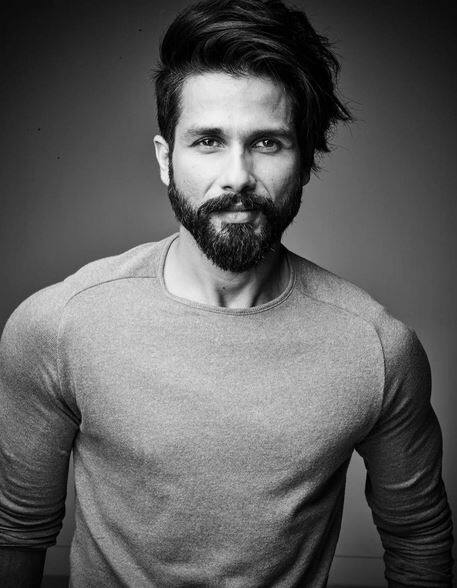 ਸ਼ਾਹਿਦ ਕਪੂਰ ਅੱਜ-ਕੱਲ੍ਹ ਆਪਣੇ ਇਸ ਲੁੱਕ ਦੀਆਂ ਤਸ‍ਵੀਰਾਂ ਸੋਸ਼ਲ ਮੀਡਿਆ 'ਤੇ ਖ਼ੂਬ ਪੋਸ‍ਟ ਕਰ ਰਹੇ ਹਨ। 