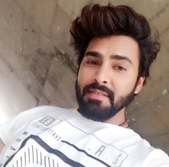 ਬਿਗ ਬਾਸ ਸੀਜ਼ਨ 10 ਦੇ ਵਿਜੇਤਾ ਮਨਵੀਰ ਗੁੱਜਰ ਵੀ ਅੱਜ-ਕੱਲ੍ਹ ਕਾਫ਼ੀ ਚਰਚਾ ਵਿੱਚ ਹਨ। ਉਹ ਵੀ ਇਸ ਟ੍ਰੈਂਡ ਤੋਂ ਵੱਖ ਨਹੀਂ ਹਨ। 