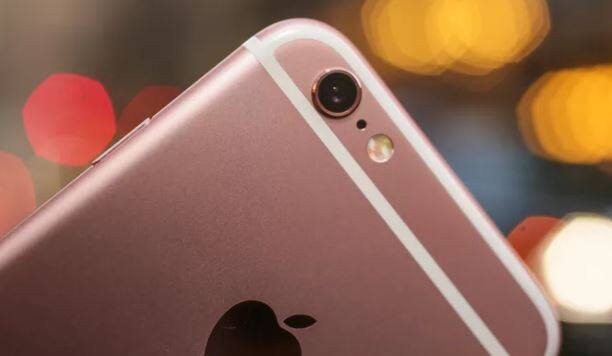 ਆਈਫ਼ੋਨ 6S: ਆਈਫ਼ੋਨ 6S ਦਾ 16 ਜੀ.ਬੀ. ਮਾਡਲ ਜੋ ਪਹਿਲਾਂ 62, 000 ਰੁਪਏ ਦਾ ਸੀ ਡਿਸਕਾਊਂਟ ਮਗਰੋਂ ਇਹ 55, 300 ਰੁਪਏ ਵਿੱਚ ਉਪਲਬਧ ਹੈ। ਆਈਫ਼ੋਨ 6S ਐਪਲ ਦਾ ਸਭ ਤੋਂ ਸਫਲ ਫ਼ੋਨ ਹੈ ਜਿਸ ਨੇ ਆਈਫ਼ੋਨ ਦਾ ਬਾਜ਼ਾਰ ਕਈ ਗੁਣਾ ਵਧਾ ਦਿੱਤਾ। ਇਸ ਆਈਫ਼ੋਨ ਦੇ ਰੋਜ਼-ਪਿੰਕ ਵੈਰੀਐਂਟ ਨੇ ਗਾਹਕਾਂ ਦੇ ਮਨ ਨੂੰ ਸਭ ਤੋਂ ਜ਼ਿਆਦਾ ਮੋਹਿਆ ਸੀ। 