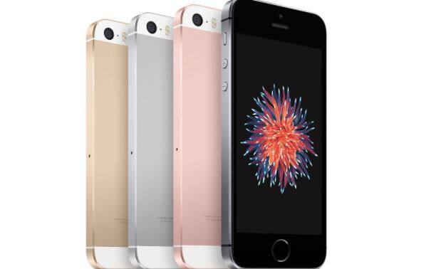 ਆਈਫ਼ੋਨ SE: ਆਈਫ਼ੋਨ SE ਪਹਿਲਾਂ 39, 000 ਰੁਪਏ ਵਿੱਚ ਉਪਲਬਧ ਸੀ ਡਿਸਕਾਊਂਟ ਦੇ ਬਾਅਦ ਉਹ 20, 000 ਰੁਪਏ ਵਿੱਚ ਉਪਲਬਧ ਹੈ। ਆਈਫ਼ੋਨ SE ਕੰਪਨੀ ਦਾ ਸਭ ਤੋਂ ਪਾਵਰਫੁੱਲ 4 ਇੰਚ ਡਿਸਪਲੇ ਵਾਲਾ ਫ਼ੋਨ ਹੈ। ਜਿਸ ਵਿੱਚ 2 ਜੀ.ਬੀ. ਰੈਮ ਅਤੇ 16 ਜੀ.ਬੀ. (ਬੇਸ ਮਾਡਲ) ਮੈਮੋਰੀ ਦਿੱਤੀ ਗਈ ਹੈ।