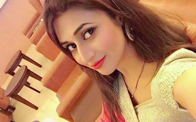 ਫੈਨਸ ਦੀ ਜਾਣਕਾਰੀ ਲਈ ਦਿਵਿਆਂਕਾ ਨੇ ਟਵਿੱਟਰ ਉੱਤੇ ਲਿਖਿਆ, ਕੋਈ ਮੇਰੀ ਮੌਤ ਦੀਆਂ ਖਬਰਾਂ ਫੈਲਾ ਰਿਹਾ ਹੈ, ਮੈਂ ਜਿੰਦਾ ਹਾਂ। ਪਲੀਜ ਮੇਰੇ ਦੋਸਤਾਂ ਅਤੇ ਪਰਿਵਾਰ ਵਾਲਿਆਂ ਨੂੰ ਇਸ ਤਰ੍ਹਾਂ ਦੀਆਂ ਖਬਰਾਂ ਨਾਲ ਪ੍ਰੇਸ਼ਾਨ ਨਾ ਕਰੋ। 