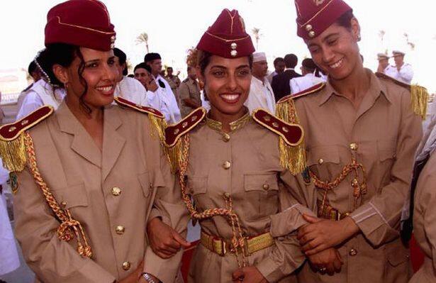 ਗੱਦਾਫੀ ਕਈ ਵਾਰ ਸਕੂਲਾਂ, ਕਾਲਜਾਂ 'ਚ ਜਾਂਦਾ ਰਹਿੰਦਾ ਸੀ। ਗੱਦਾਫੀ ਨੂੰ ਜੇ ਕੁੜੀ ਪਸੰਦ ਆਉਂਦੀ ਤਾਂ ਉਹ ਉਸ ਨੂੰ ਲਿਆਉਣ ਵਾਲੇ ਗਾਰਡਾਂ ਨੂੰ ਵੀ ਇਨਾਮ ਦਿੰਦਾ ਸੀ। ਕੋਜੀਆਨ ਨੇ ਆਪਣੀ ਕਿਤਾਬ 'ਚ ਲਿਖਿਆ ਹੈ ਕਿ ਗੱਦਾਫੀ ਦੇ ਹਰਮ 'ਚ ਨਵੀਂ ਕੁੜੀਆਂ ਨੂੰ ਉਸ ਦੀ ਦਾਸ ਬਣਾਉਣ ਦਾ ਕੰਮ ਇੱਕ ਮਹਿਲਾ ਗਾਰਡ ਮੁਬਾਰਕਾਂ ਦੀ ਇੱਕ ਔਰਤ ਨੂੰ ਸੌਂਪਿਆ ਗਿਆ ਸੀ। ਮੁਬਾਰਕਾਂ ਇਨ੍ਹਾਂ ਮਾਸੂਮ ਬੱਚੀਆਂ ਨੂੰ ਸ਼ਿੰਗਾਰਨ ਤੋਂ ਇਲਾਵਾ ਉਨ੍ਹਾਂ ਨੂੰ ਅਸ਼ਲੀਲ ਫ਼ਿਲਮਾਂ ਵੀ ਦਿਖਾਉਂਦੀ ਸੀ।