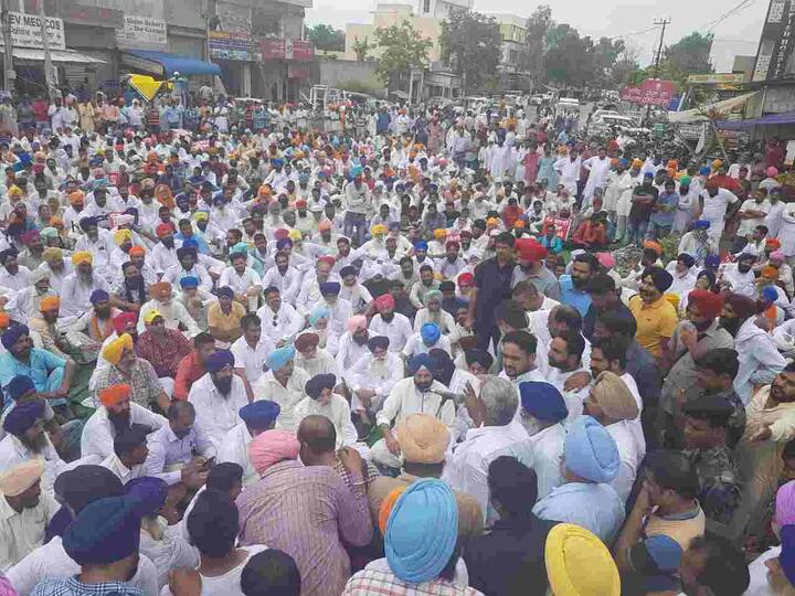 ਕਾਂਗਰਸ ਸਰਕਾਰ 'ਤੇ ਧੱਕੇਸ਼ਾਹੀਆਂ ਦਾ ਇਲਜ਼ਾਮ ਲਾਉਂਦਿਆਂ ਅਕਾਲੀ ਦਲ ਸੜਕਾਂ 'ਤੇ ਉੱਤਰ ਆਇਆ ਹੈ। 