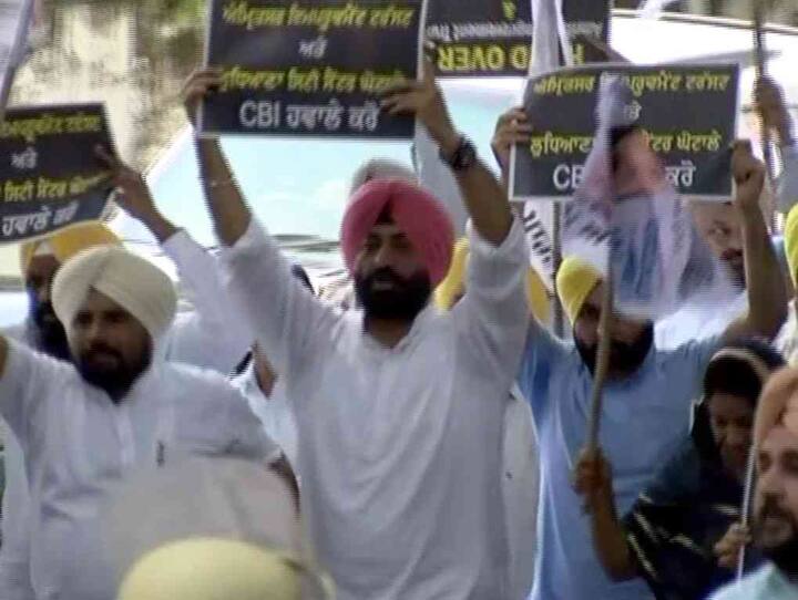 ਚੰਡੀਗੜ੍ਹ: ਪੁਲਿਸ ਨੇ ਅੱਜ ਚੰਡੀਗੜ੍ਹ ਵਿੱਚ ਆਮ ਆਦਮੀ ਪਾਰਟੀ ਦੇ ਲੀਡਰਾਂ ਤੇ ਵਰਕਰਾਂ ‘ਤੇ ਜਲ ਤੋਪਾਂ ਚਲਾਈਆਂ ਤੇ ਉਨ੍ਹਾਂ ਹਾਰਸਤ ਵਿੱਚ ਲੈ ਲਿਆ। ‘ਆਪ’ ਦੇ ਲੀਡਰ ਚੰਡੀਗੜ੍ਹ ਵਿੱਚ ਕੈਪਟਨ ਅਮਰਿੰਦਰ ਦੀ ਕੋਠੀ ਦਾ ਘਿਰਾਓ ਕਰਨ ਜਾ ਰਹੇ ਸੀ। ਪੁਲਿਸ ਨੇ ਐਮ.ਐਲ.ਏ. ਹੋਸਟਲ ਕੋਲ ਜਲ ਤੋਪਾਂ ਚਲਾ ਕੇ ਹਿਰਾਸਤ ਵਿੱਚ ਲਿਆ।