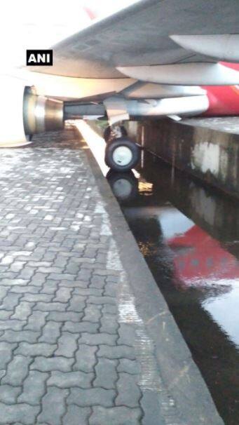 ਬੁਲਾਰੇ ਨੇ ਦੱਸਿਆ ਕਿ ਇਹ ਜਹਾਜ਼ ਦੇਰ ਰਾਤ 2 ਵਜ ਕੇ 39 ਮਿੰਟ 'ਤੇ ਉਤਰਨ ਤੋਂ ਬਾਅਦ ਜਦੋ ਟੈਕਸੀਵੇ ਤੋਂ ਪਾਰਕਿੰਗ ਬੇਅ ਵੱਲ ਵਧਿਆ ਤਾਂ ਇਹ ਹਾਦਸਾ ਵਾਪਰ ਗਿਆ। 