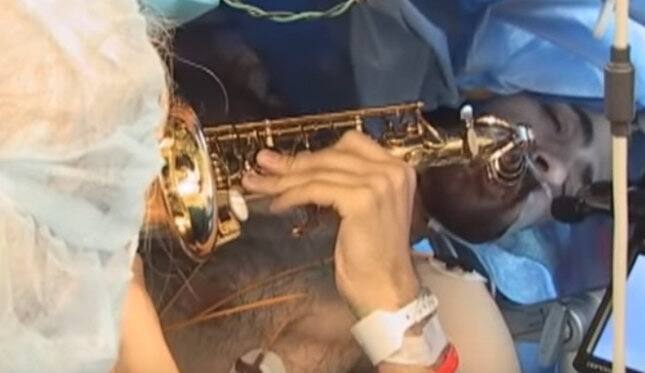 ਸਰਜਰੀ ਦੀ ਪ੍ਰਕਿਰਿਆ ਦੌਰਾਨ ਫੈਬੀਓ ਨੂੰ ਸੈਕਸੋਫੋਨ ਵਜਾਉਣ ਲਈ ਕਿਹਾ ਗਿਆ ਸੀ। ਉਨ੍ਹਾਂ ਨੂੰ ਲੰਬੀ ਤਾਣ ਦੀ ਬਜਾਏ ਛੋਟੇ ਨੋਟਸ ਦੇ ਆਧਾਰ ‘ਤੇ ਸੈਕਸੋਫੋਨ ਵਜਾਉਣ ਲਈ ਕਿਹਾ ਗਿਆ ਸੀ। ਇਸ ਦਾ ਮਕਸਦ ਆਕਸੀਜਨ ਦੀ ਮਾਤਰਾ ਨੂੰ ਸੰਤੁਲਿਤ ਬਣਾਈ ਰੱਖਣਾ ਸੀ। ਇਸ ਤਰ੍ਹਾਂ ਉਨ੍ਹਾਂ ਦੇ ਟਿਊਮਰ ਦਾ ਸਫਲ ਆਪਰੇਸ਼ਨ ਕੀਤਾ ਗਿਆ।