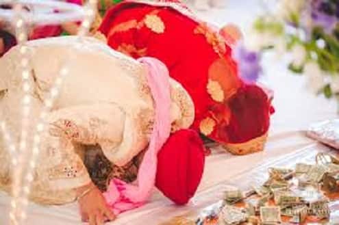 ਮੰਗਲਵਾਰ ਸ਼ਾਮ ਨੂੰ ਹੋਈ ਇਸ ਦੀ ਪਹਿਲੀ ਬੈਠਕ 'ਚ ਲੋਕਾਂ ਨੂੰ ਵਿਆਹ ਸਮਾਗਮਾਂ ਨੂੰ ਗੁਰਦੁਆਰਿਆਂ 'ਚ ਸਾਦਗੀ ਨਾਲ ਮਨਾਉਣ, ਮਹਿੰਗੇ ਸੱਦੇ ਪੱਤਰ ਅਤੇ ਮਿਠਆਈ ਦੇਣ ਦੇ ਚਲਨ ਨੂੰ ਬੰਦ ਕਰਨ ਅਤੇ ਈ-ਮੇਲ ਅਤੇ ਐੱਸਐਮਐੱਸ ਨਾਲ ਲੋਕਾਂ ਨੂੰ ਸੱਦਾ ਦੇਣ ਦੀ ਅਪੀਲ ਕੀਤੀ ਗਈ।