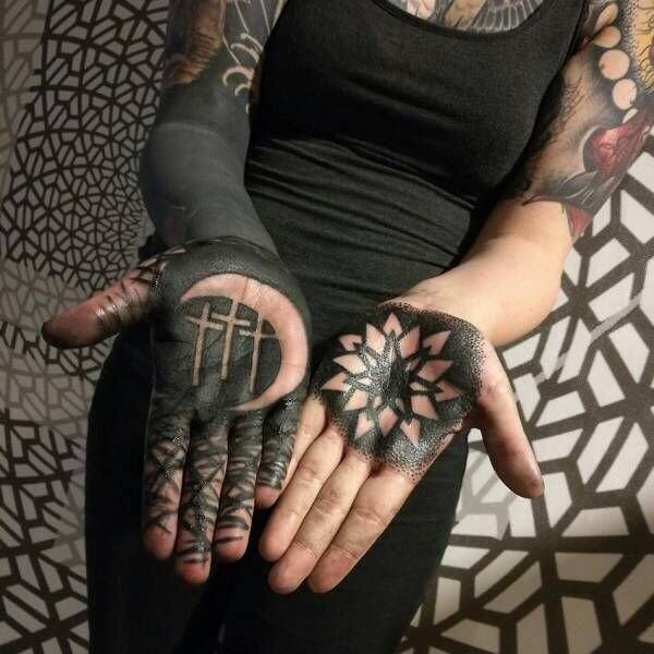 ਕੁਝ ਲੋਕਾਂ ਦਾ ਕਹਿਣਾ ਹੈ ਕਿ Body Modification ਕਰਵਾਉਣ ਵਾਲੇ ਕਿਸੇ ਵੀ ਵਿਸ਼ੇਸ਼ ਸੰਪਰਦਾਇਕ ਦੇ ਲੋਕ ਹੁੰਦੇ ਹਨ ਪਰ ਇਹ ਜ਼ਰੂਰੀ ਨਹੀਂ ਹੈ। ਜ਼ਿਕਰਯੋਗ ਹੈ ਕਿ ਅਮਰੀਕਾ ਵਿੱਚ Church of Body Modification ਨਾਮ ਤੋਂ ਵੀ ਇੱਕ ਸੰਪਰਦਾਇਕ ਹੈ। 