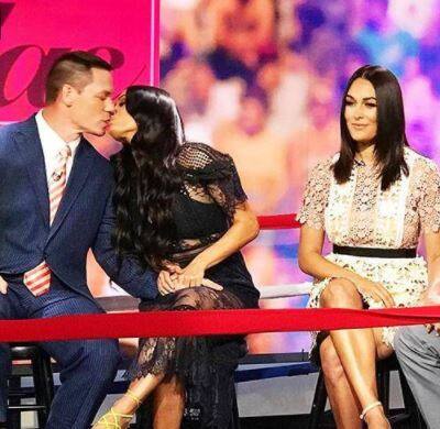 ਇੱਕ ਸ਼ੋਅ ਦੌਰਾਨ ਜਾਨ ਸੀਨਾ ਤੇ ਨਿੱਕੀ ਬੇਲਾ ਨੇ ਇੱਕ-ਦੂਜੇ ਨੂੰ ਕੈਮਰੇ ਸਾਹਮਣੇ ਹੀ ਚੁੰਮ ਲਿਆ ਸੀ। 