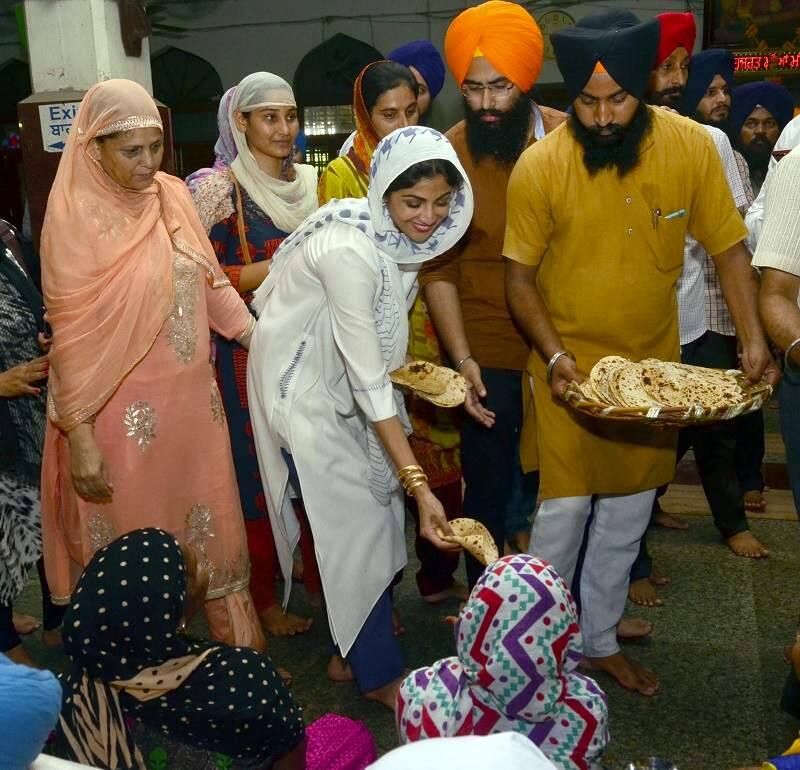 ਸ਼ਿਲਪਾ ਸ਼ੈੱਟੀ ਹੋਈ ਹਰਿਮੰਦਰ ਸਾਹਿਬ ਨਤਮਸਤਕ, ਵੇਖੋ ਤਸਵੀਰਾਂ Shilpa Shetty In Darbar Sahib ਸ਼ਿਲਪਾ ਸ਼ੈੱਟੀ ਹੋਈ ਹਰਿਮੰਦਰ ਸਾਹਿਬ ਨਤਮਸਤਕ, ਵੇਖੋ ਤਸਵੀਰਾਂ