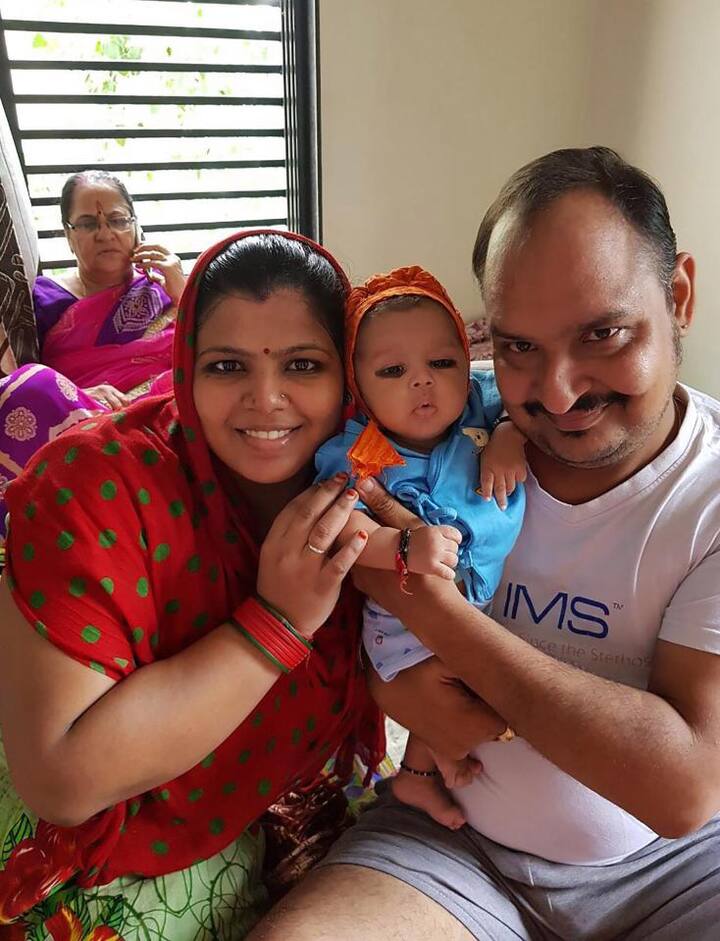 ਉਨ੍ਹਾਂ ਨੇ ਬੱਚੇ ਦਾ ਨਾਂ ਪ੍ਰਿਆਨ ਸ਼ਰਮਾ ਰੱਖਿਆ ਹੈ ਪਰ ਜਨਮ ਤੋਂ ਬਾਅਦ ਇੰਫੈਕਸ਼ਨ ਹੋਣ ਦੇ ਕਾਰਨ ਕਰੀਬ 10 ਦਿਨ ਤੱਕ ਬੱਚੇ ਨੂੰ ਆਈਸੀਯੂ ‘ਚ ਰੱਖਿਆ ਗਿਆ। ਜਦੋਂ ਪਹਿਲੀ ਵਾਲ ਬੱਚੇ ਦੀ ਮਾਂ ਨੇ ਪ੍ਰਿਆਨ ਨੂੰ ਦੁੱਧ ਪਿਲਾਉਣ ਦੀ ਕੋਸ਼ਿਸ਼ ਕੀਤੀ ਤਾਂ ਉਸ ਨੇ ਦੇਖਿਆ ਕਿ ਬੱਚੇ ਦੇ ਮੂੰਹ ‘ਚ ਕੁਝ ਹੈ। 