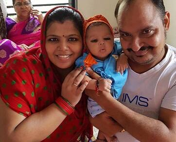 ਕਈ ਬੱਚਿਆਂ ਦਾ ਤਾਂ ਸਰੀਰ ਦਾ ਅੱਧਾ ਹਿੱਸਾ ਹੀ ਭਾਵ ਅੱਧਾ ਧੜ ਹੀ ਜੁੜਿਆ ਹੁੰਦਾ ਹੈ। ਕੁਝ ਸਮੇਂ ਪਹਿਲਾਂ ਦੇਸ਼ ਦੇ ਕਿਸੇ ਖੇਤਰ ‘ਚ ਇਕ ਚਾਰ ਲੱਤਾ ਵਾਲੀ ਲੜਕੀ ਨੇ ਜਨਮ ਲਿਆ ਸੀ।ਲੋਕ ਉਸ ਨੂੰ ਦੇਵੀ ਦਾ ਰੂਪ ਸਮਝ ਕੇ ਪੂਜਣ ਲੱਗ ਪਏ ਸਨ। ਇਸ ਗੱਲ ਬਾਰੇ ਬਹੁਤ ਲੋਕਾਂ ਨੂੰ ਪਤਾ ਲੱਗ ਗਿਆ ਸੀ, ਪਰ ਜਲਦੀ ਹੀ ਉਸ ਲੜਕੀ ਦੀ ਮੌਤ ਹੋ ਗਈ ਸੀ। 