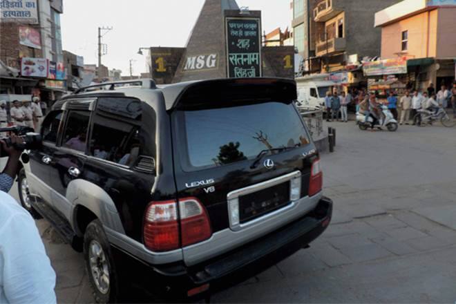 ਸੇਵਾ ਮੁਕਤ ਜੱਜ ਏ.ਕੇ.ਐਸ. ਪਵਾਰ ਦੀ ਅਗਵਾਈ ਵਿੱਚ ਜਾਰੀ ਇਸ ਤਲਾਸ਼ੀ ਮੁਹਿੰਮ ਦੌਰਾਨ ਡੇਰੇ ਵਿੱਚੋਂ ਇੱਕ ਬਿਨਾਂ ਨੰਬਰ ਪਲੇਟ ਵਾਲੀ ਲਗਜ਼ਰੀ ਕਾਰ ਵੀ ਮਿਲੀ ਹੈ। ਇਹ ਬਿਲਕੁਲ ਉਵੇਂ ਦੀ ਕਾਰ ਹੈ ਜੋ ਡੇਰਾ ਮੁਖੀ ਦੇ ਕਾਫਲੇ ਦਾ ਹਿੱਸਾ ਹੁੰਦੀ ਸੀ। 