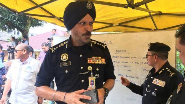  ਕੁਆਲਾਲੰਪੁਰ ਦੇ ਪੁਲਿਸ ਮੁਖੀ ਅਮਰ ਸਿੰਘ ਨੇ ਦੱਸਿਆ ਕਿ ਸਕੂਲ 'ਚ ਸਿਰਫ਼ ਇਕ ਹੀ ਦਰਵਾਜ਼ਾ ਹੋਣ ਕਾਰਨ ਵਿਦਿਆਰਥੀ ਖ਼ੁਦ ਨੂੰ ਬਚਾ ਨਾ ਸਕੇ।