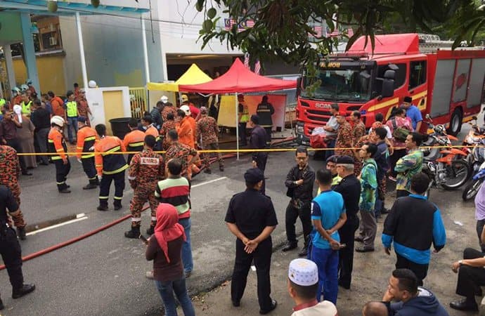 ਮੌਕੇ 'ਤੇ ਮੌਜੂਦ ਫਾਇਰ ਬਿ੫ਗੇਡ ਦੇ ਇਕ ਅਧਿਕਾਰੀ ਨੇ ਦੱਸਿਆ ਕਿ ਅੱਗ ਦੀ ਪਹਿਲੀ ਲਪਟ ਬੈੱਡਰੂਮ 'ਚ ਨਜ਼ਰ ਆਈ ਮੀਡੀਆ ਰਿਪੋਰਟ ਮੁਤਾਬਿਕ ਫਾਇਰ ਬ੍ਰਿਗੇਡ ਵਿਭਾਗ ਨੇ ਗ਼ੈਰ ਰਜਿਸਟਰਡ ਤੇ ਨਿੱਜੀ ਧਾਰਮਿਕ ਸਕੂਲ (ਤਾਹਫਿਜ) 'ਚ ਅੱਗ ਨਾਲ ਨਜਿੱਠਣ ਦੀ ਵਿਵਸਥਾ 'ਤੇ ਪਹਿਲਾਂ ਹੀ ਚਿੰਤਾ ਪ੫ਗਟਾਈ ਸੀ। 