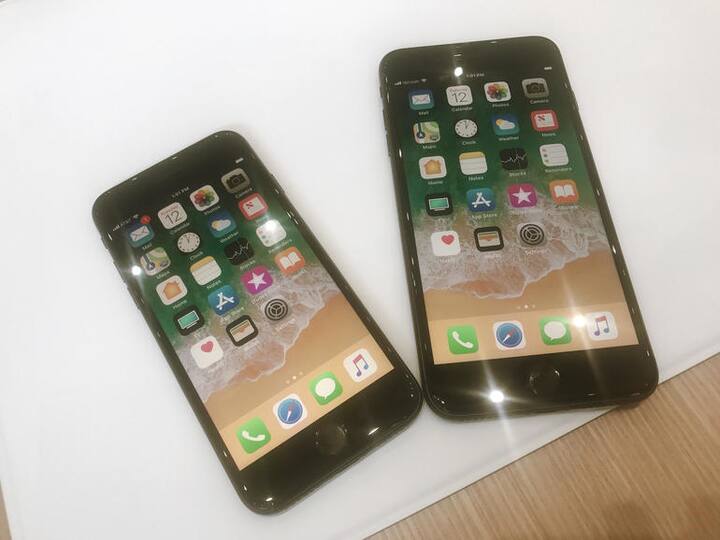 ਬੈਟਰੀ -ਐਪਲ ਆਈਫੋਨ 8 ਪਲੱਸ ਨੂੰ iOS 11 'ਤੇ ਪੇਸ਼ ਕੀਤਾ ਗਿਆ ਹੈ। iOS 11 'ਚ augmented reality ਦੀ ਵੀ ਸਹੂਲਤ ਮੌਜੂਦ ਹੈ। ਇਸ 'ਚ ਯੂਜ਼ਰਸ ਨੂੰ ਸਿਰੀ 'ਚ ਵੀ ਬਦਲਾਅ ਮਿਲਣਗੇ, ਸਿਰੀ ਹੁਣ ਮੇਲ ਅਤੇ ਸਪੇਨਿਸ਼ 'ਚ ਵੀ ਟਾਂਸਲੇਟ ਕੀਤਾ ਜਾ ਸਕਦਾ ਹੈ। ਪਾਵਰ ਬੈਕਅਪ ਲਈ ਆੱਈਫਓਨ 8 ਪਲੱਸ 'ਚ 2,900mAh ਦੀ ਬੈਟਰੀ ਦਿੱਤੀ ਗਈ ਹੈ, ਜੋ ਕਿ ਆਈਫਓਨ 7 ਪਲੱਸ ਦੇ ਹੀ ਸਮਾਨ ਹੈ। 