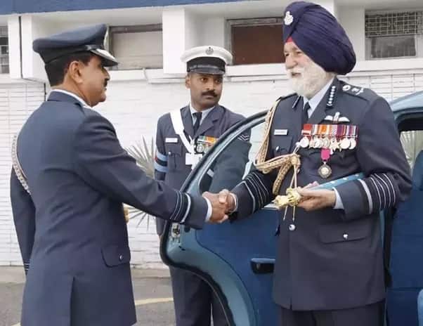 ਏਅਰ ਮਾਰਸ਼ਲ ਅਰਜਨ ਸਿੰਘ ਨੇ ਇੱਕ ਇੰਟਰਵਿਊ ਵਿੱਚ ਦੱਸਿਆ ਸੀ ਕਿ ਉਹ 1965 ਦੀ ਲੜਾਈ ਵਿੱਚ ਪਾਕਿਸਤਾਨ ਤਬਾਹ ਕਰਨ ਲਈ ਇੱਕਦਮ ਤਿਆਰ ਸਨ ਪਰ ਦੇਸ਼ ਦੇ ਨੇਤਾਵਾਂ ਨੇ ਜੰਗਬੰਦੀ ਦਾ ਐਲਾਨ ਕਰ ਦਿੱਤਾ।