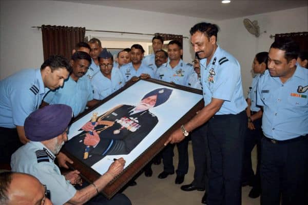 ਹਵਾਈ ਫੌਜ ਦੇ ਮੁਖੀ ਯਾਨੀ ਚੀਫ ਆਫ ਏਅਰ ਸਟਾਫ ਰਹਿੰਦੇ ਹੋਏ ਵੀ ਅਰਜਨ ਸਿੰਘ ਲੜਾਕੂ ਜਹਾਜ਼ ਉਡਾਉਂਦੇ ਰਹੇ ਸਨ ਅਤੇ ਆਪਣੀ ਉਡਾਨ ਸ਼੍ਰੇਣੀ ਨੂੰ ਬਰਕਰਾਰ ਰੱਖਿਆ ਸੀ। ਉਨ੍ਹਾਂ 60 ਤਰ੍ਹਾਂ ਦੇ ਜਹਾਜ਼ ਉਡਾਏ ਸਨ। ਦੇਸ਼ ਵਿੱਚ ਸ਼ਾਇਦ ਹੀ ਕੋਈ ਅਜਿਹਾ ਰਿਕਾਰਡ ਰੱਖਦਾ ਹੈ।