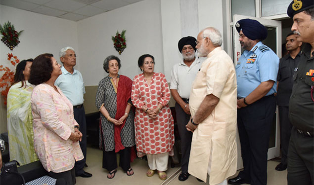 ਮੋਦੀ ਨੇ ਮਾਰਸ਼ਲ ਅਰਜਨ ਸਿੰਘ ਦੇ ਪਰਿਵਾਰ ਨਾਲ ਮੁਲਾਕਾਤ ਕੀਤੀ ਸੀ। ਮੋਦੀ ਨੇ ਉਨ੍ਹਾਂ ਦੀ ਸਿਹਤਯਾਬੀ ਲਈ ਲੜੀਵਾਰ ਕਈ ਟਵੀਟ ਵੀ ਕੀਤੇ ਸਨ।