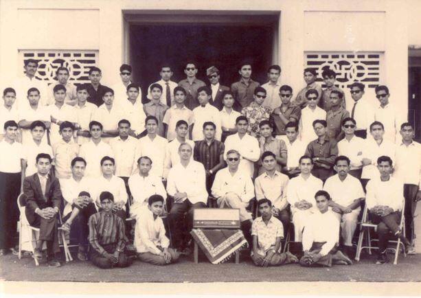 ਨਰੇਂਦਰ ਮੋਦੀ ਵਡਨਗਰ ਵਿਦਿਆਲਿਆ ਦੇ ਹਮ-ਜਮਾਤੀਆਂ ਨਾਲ।