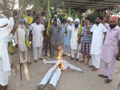 ਛਾਪੇ ਤੇ ਫੜੋ-ਫੜੀ ਦੌਰਾਨ ਕਿਸਾਨ ਆਗੂ ਨੂੰ ਪਿਆ ਦਿਲ ਦਾ ਦੌਰਾ Farmer Protest ਛਾਪੇ ਤੇ ਫੜੋ-ਫੜੀ ਦੌਰਾਨ ਕਿਸਾਨ ਆਗੂ ਨੂੰ ਪਿਆ ਦਿਲ ਦਾ ਦੌਰਾ