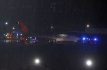 ਮੁੰਬਈ ਏਅਰਪੋਰਟ \'ਤੇ ਹਾਦਸਾ, ਜਹਾਜ਼ ਚਿੱਕੜ \'ਚ ਜਾ ਵੜ੍ਹਿਆ