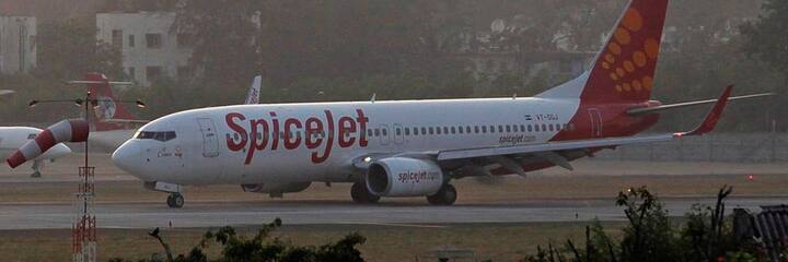 ਮੁੰਬਈ ਵਿੱਚ ਕੱਲ੍ਹ ਤੋਂ ਹੋ ਰਹੀ ਲਗਾਤਰ ਬਾਰਸ਼ ਨਾਲ ਸੜਕਾਂ 'ਤੇ ਪਾਣੀ ਭਰ ਗਿਆ ਹੈ। ਬਾਰਸ਼ ਦੀ ਵਜ੍ਹਾ ਨਾਲ ਮੁੰਬਈ ਏਅਰਪੋਰਟ ਦਾ ਰਨਵੇ ਕਾਫੀ ਗਿੱਲਾ ਹੋ ਗਿਆ ਸੀ। ਹਾਦਸੇ ਦੀ ਵਜ੍ਹਾ ਨਾਲ ਕੁੱਲ 62 ਉਡਾਨਾਂ ਰੱਦ ਕਰ ਦਿੱਤੀ ਹੈ।