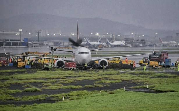 ਜੈੱਟ ਨੇ ਆਪਣੇ ਯਾਤਰੀਆਂ ਦੀ ਸਹੂਲਤ ਲਈ ਟਿਕਟ ਦੀ ਤਾਰੀਖ ਵਿੱਚ ਬਦਲਾਅ ਤੇ ਰੱਦ ਕਰਾਉਣ 'ਤੇ ਲੱਗਣ ਵਾਲੇ ਚਾਰਜ ਨੂੰ ਅਗਲੇ ਦੋ ਦਿਨਾਂ ਲਈ ਮਾਫ ਕਰ ਦਿੱਤਾ ਹੈ। ਸਪਾਈਸ ਜੈੱਟ ਨੇ ਵੀ ਮੁੰਬਈ ਆਉਣ ਵਾਲੀਆਂ ਤੇ ਮੁੰਬਈ ਤੋਂ ਜਾਣ ਵਾਲੀਆਂ ਸਾਰੀਆਂ ਉਡਾਣਾਂ ਰੱਦ ਕਰ ਦਿੱਤੀਆਂ ਹਨ। 