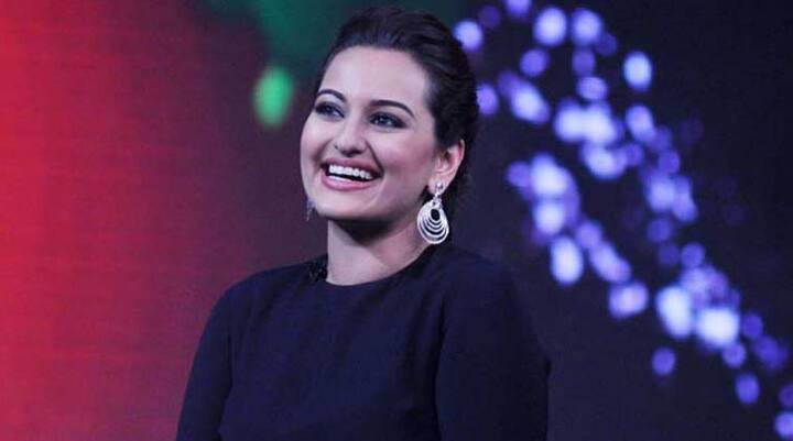 ਟੀ.ਵੀ. ਦੇ ਕਈ ਸ਼ੋਅਜ਼ ਵਿੱਚ ਬਤੌਰ ਜੱਜ ਬਣੀ ਅਦਾਕਾਰਾ ਸੋਨਾਕਸ਼ੀ ਸਿਨ੍ਹਾ ਵੀ ਕਮਾਈ ਦੇ ਮਾਮਲੇ 'ਚ ਦੂਜੇ ਸਿਤਾਰਿਆਂ ਤੋਂ ਘੱਟ ਨਹੀਂ। ਇਸ ਕੰਮ ਲਈ ਉਹ 75 ਲੱਖ ਤੋਂ ਲੈ ਕੇ 1 ਕਰੋੜ ਰੁਪਏ ਤਕ ਵਸੂਲ ਕਰਦੀ ਹੈ। 