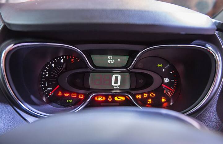 ਕਾਰ ਦੇ ਅੰਦਰੂਨੀ ਭਾਗ ਦੀ ਗੱਲ ਕਰੀਏ ਤਾਂ ਕੀਅ ਲੈਸ ਐਂਟਰੀ, ਪੁਸ਼ ਬਟਨ ਸਟਾਰਟ-ਸਟਾਪ, 7 ਇੰਚ ਇਨਫ਼ੋਟੇਨਮੈਂਟ ਸਿਸਟਮ, ਰੀਅਰ ਵਿਊ ਕੈਮਰਾ ਤੇ ਪਾਰਕਿੰਗ ਸੈਂਸਰ ਦੇ ਨਾਲ-ਨਾਲ ਐਨੋਲੌਗ-ਡਿਜੀਟਲ ਇੰਸਟਰੂਮੈਂਟ ਕਲੱਸਟਰ ਵੀ ਦਿੱਤਾ ਗਿਆ ਹੈ। 