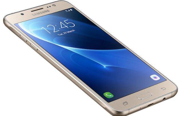 ਗੈਲੈਕਸੀ On5: ਇਹ ਸਮਾਰਟਫ਼ੋਨ 6,490 ਰੁਪਏ ਵਿੱਚ ਮਿਲ ਰਿਹਾ ਹੈ। ਜੇਕਰ ਤੁਸੀਂ ਬਜਟ ਸਮਾਰਟਫ਼ੋਨ ਖ਼ਰੀਦਣਾ ਚਾਹੁੰਦੇ ਹੋ ਤਾਂ ਇਹ ਤੁਹਾਡੇ ਲਈ ਬਿਹਤਰ ਬਦਲ ਹੈ।