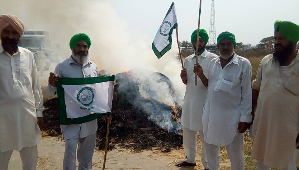 ਸਰਕਾਰੀ ਰੋਕ: ਕਿਸਾਨਾਂ ਨੇ ਪਰਾਲੀ ਨੂੰ ਅੱਗ ਲਾਈ
