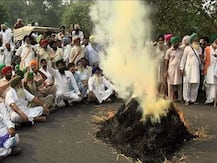 ਕਿਸਾਨਾਂ ਨੇ ਮੋਹਾਲੀ-ਚੰਡੀਗੜ੍ਹ ਸਰਹੱਦ \'ਤੇ ਪਰਾਲੀ ਨੂੰ ਲਾਈ ਅੱਗ
