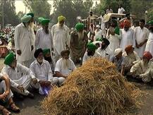 ਕਿਸਾਨਾਂ ਨੇ ਮੋਹਾਲੀ-ਚੰਡੀਗੜ੍ਹ ਸਰਹੱਦ \'ਤੇ ਪਰਾਲੀ ਨੂੰ ਲਾਈ ਅੱਗ
