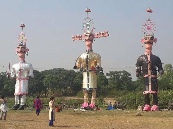 ਹੁਸ਼ਿਆਰਪੁਰ ਵਿੱਚ ਇੱਕ ਕਾਫੀ ਵੱਡੇ ਮੈਦਾਨ 'ਚ ਰਾਵਣ, ਕੁੰਭਕਰਨ ਤੇ ਮੇਘਨਾਥ ਦੇ ਪੁਤਲੇ ਸਥਾਪਤ ਕੀਤੇ ਗਏ ਹਨ। ਦਿਓ ਕੱਦ ਦੇ ਇਨ੍ਹਾਂ ਪੁਤਲਿਆਂ ਨੂੰ ਅੱਜ ਸੂਰਜ ਢਲਣ ਤੋਂ ਬਾਅਦ ਸਾੜਿਆ ਜਾਵੇਗਾ। 