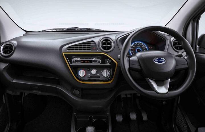 ਡੈਟਸਨ ਰੈਡੀ-ਗੋ ਗੋਲਡ ਵਿੱਚ ਗੋਲਡ ਹਾਈਲਾਈਟ ਦੇ ਨਾਲ ਸੈਂਟਰ ਕੰਸੋਲ 'ਤੇ ਗੋਲਡ ਹਾਈਲਾਈਟ ਬਲੂਟੂਥ ਮਿਊਜ਼ਿਕ ਸਿਸਟਮ, ਰੀਅਰ ਪਾਰਕਿੰਗ ਸੈਂਸਰ, ਆਡੀਓ ਕੰਟਰੋਲ, ਐਮਬੀਐਂਟ ਲਾਈਟਿੰਗ ਵੀ ਮੌਜੂਦ ਹੈ।