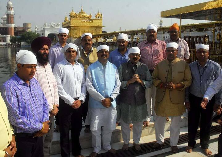 ਕੇਂਦਰੀ ਮੰਤਰੀ ਨਾਲ ਭਾਰਤੀ ਜਨਤਾ ਪਾਰਟੀ ਦੇ ਕੌਮੀ ਸਕੱਤਰ ਤਰੁਣ ਚੁੱਘ ਤੇ ਸਾਬਕਾ ਪੰਜਾਬ ਪ੍ਰਧਾਨ ਕਮਲ ਸ਼ਰਮਾ ਵੀ ਦਰਬਾਰ ਸਾਹਿਬ ਵਿਖੇ ਨਤਮਸਤਕ ਹੋਏ।