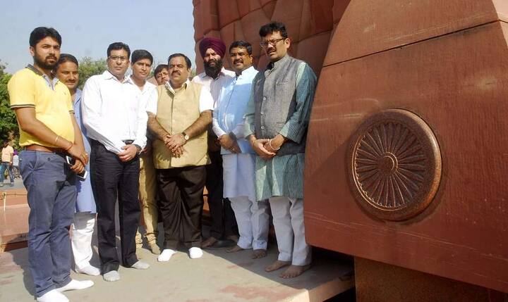 ਉਨ੍ਹਾਂ ਸ਼ਹੀਦੀ ਸਮਾਰਕ ਅੱਗੇ ਤਸਵੀਰਾਂ ਵੀ ਖਿਚਵਾਈਆਂ।