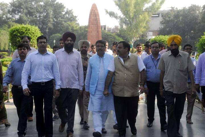 ਕੇਂਦਰੀ ਮੰਤਰੀ ਨੇ ਜਲ੍ਹਿਆਂਵਾਲਾ ਬਾਗ਼ ਵਿਖੇ ਸ਼ਹੀਦਾਂ ਨੂੰ ਸਿਜਦਾ ਵੀ ਕੀਤਾ। 