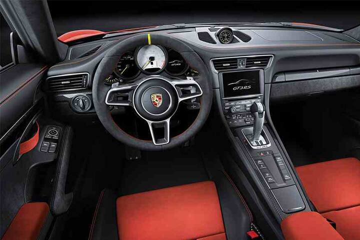 ਬਿਹਤਰੀਨ ਪਰਫਾਰਮੈਂਸ ਅਤੇ ਲਗਜ਼ਰੀ ਫ਼ੀਚਰ ਵਾਲੀ 911 GT3 ਕਾਰ 'ਚ 4 ਲੀਟਰ ਦਾ 6 ਸਿਲੰਡਰ ਬਾਕਸਰ ਇੰਜਨ ਲੱਗਾ ਹੈ ਜੋ 493bhp ਦੀ ਪਾਵਰ ਅਤੇ 540 Nm ਦਾ ਟਾਰਕ ਪੈਦਾ ਕਰਦਾ ਹੈ। 