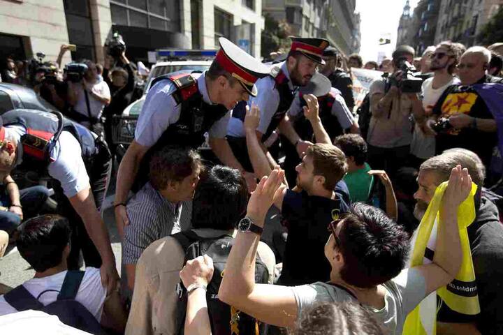 ਬਰਤਾਨੀਆ ਵੱਲੋਂ ਆਈ ਪ੍ਰਤੀਯਿਆ 'ਚ ਉੱਥੋਂ ਦੇ ਵਿਦੇਸ਼ ਮੰਤਰੀ ਬੋਰਿਸ ਜੌਨਸਨ ਨੇ ਸਪੇਨ 'ਚ ਹੋਈ ਹਿੰਸਾ 'ਤੇ ਚਿੰਤਾ ਪ੍ਰਗਟ ਕੀਤੀ ਹੈ। ਉਨ੍ਹਾਂ ਨੇ ਮੈਡਿ੍ਰਡ ਦੇ ਨਾਲ ਹੋਣ ਦਾ ਐਲਾਨ ਕਰਦੇ ਹੋਏ ਰਾਇਸ਼ੁਮਾਰੀ ਨੂੰ ਗ਼ੈਰਸੰਵਿਧਾਨਕ ਕਰਾਰ ਦਿੱਤਾ ਹੈ।