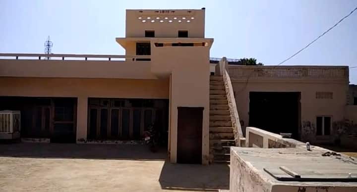 ਪੂਰਾ ਪਰਿਵਾਰ ਬੱਲੂਆਣੇ ਦੀ ਬਜਾਏ ਡੇਰੇ ਵਿੱਚ ਹੀ ਰਹਿੰਦਾ ਸੀ। ਪਿੰਡ ਵਾਲਿਆਂ ਦਾ ਕਹਿਣਾ ਹੈ ਕਿ ਸੁੱਖਪ੍ਰੀਤ ਕਦੇ-ਕਦੇ ਪਿੰਡ ਆਉਂਦੀ ਸੀ।