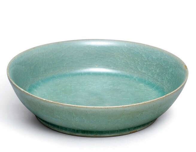  ਉਸ ਨੇ ਫ਼ੋਨ ਉੱਤੇ ਬੋਲੀ ਲਾਈ। ਇਸ ਤੋਂ ਪਹਿਲਾ ਸਾਲ 2014 ਵਿੱਚ ਮਿੰਗ ਰਾਜਵੰਸ਼ ਦੌਰ ਦਾ ਇੱਕ ਸ਼ਰਾਬ ਦਾ ਪਿਆਲਾ 36 ਮਿਲੀਅਨ ਡਾਲਰ ਦੀ ਰਿਕਾਰਡ ਕੀਮਤ ਉੱਤੇ ਵਿਕਿਆ ਸੀ। 